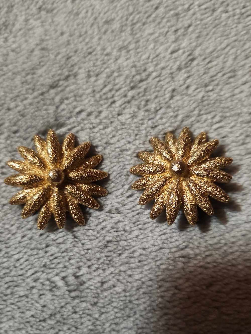 Monet Vintage 1970 Gold Textured Daisy Sunburst Stud Earrings